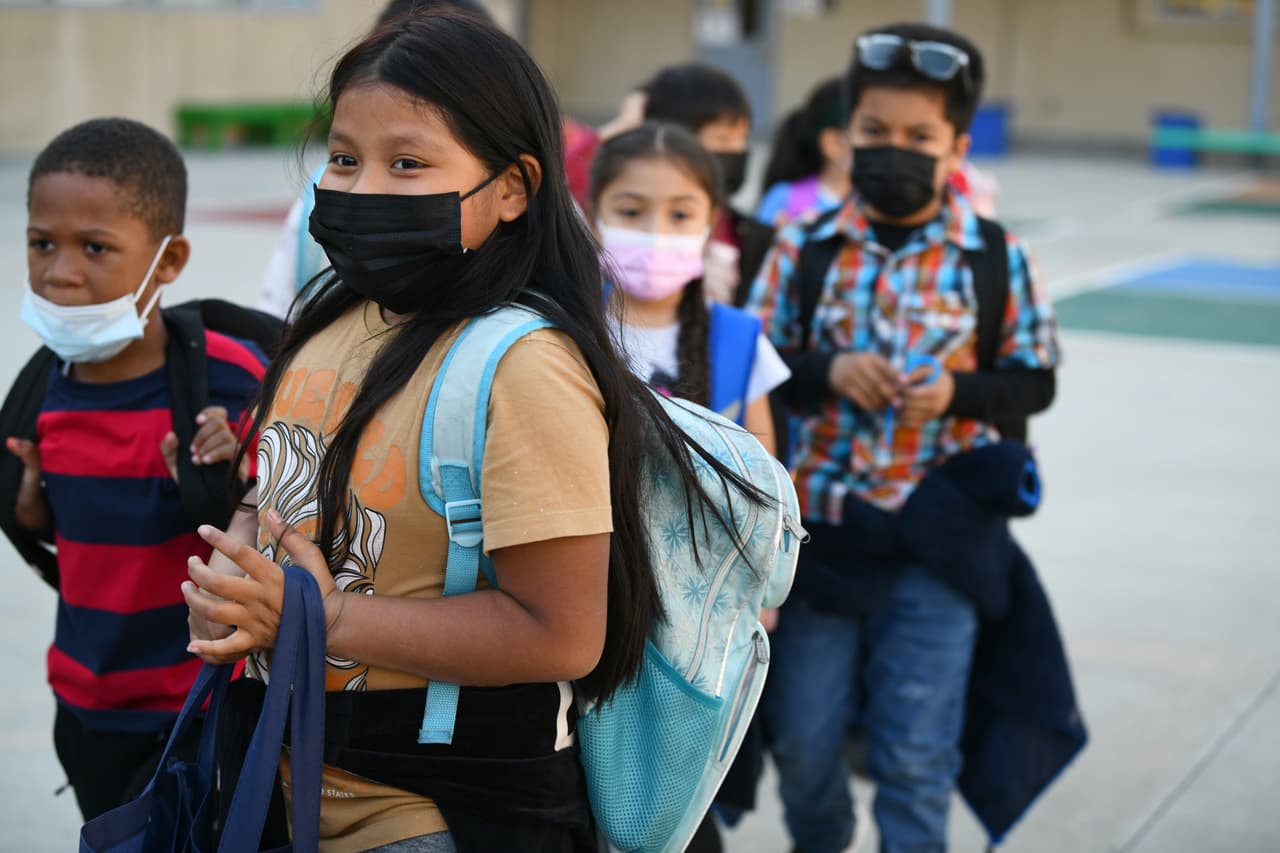 Después de las vacaciones de verano, los estudiantes deben regresar a clases para iniciar un nuevo año escolar. Los
<b>padres de familia buscan opciones para suplir con los gastos de los útiles escolares en medio de la inflación</b> que sigue afectando a gran parte de la población de Estados Unidos.