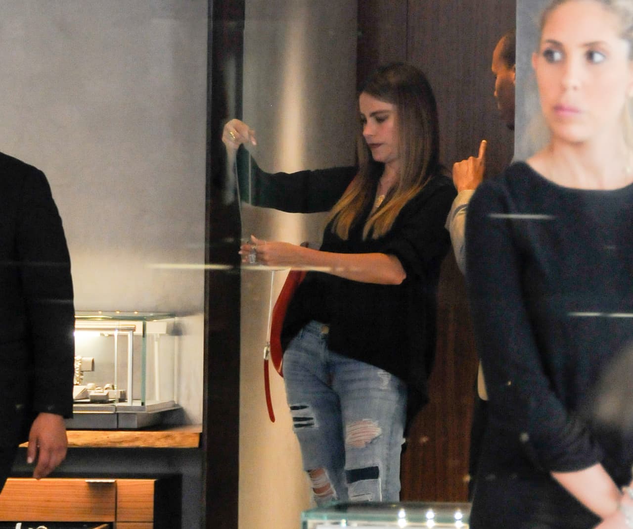 Cheque y cheque modelitos es como los paparazzi fotografiaron a la actriz.