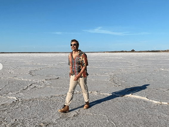 Junto a una serie de fotografías, incluida ésta, el actor agradeció la experiencia de haber conocido las maravillas de Sonora: “Gracias al hermoso estado de Sonora por el gran apoyo que nos dieron para la filmación de Infelices para siempre ¡Qué maravilla de lugares tiene este gran estado!”, escribió. 
<br>