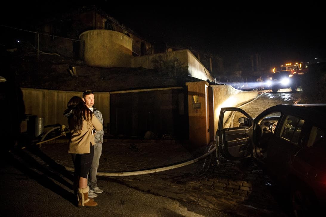 Al desplazarse hacia el sur por las laderas secas de Montecito, el fuego Thomas alcanzó esta mansión construida en una montaña y valorada en 8 millones de dólares.