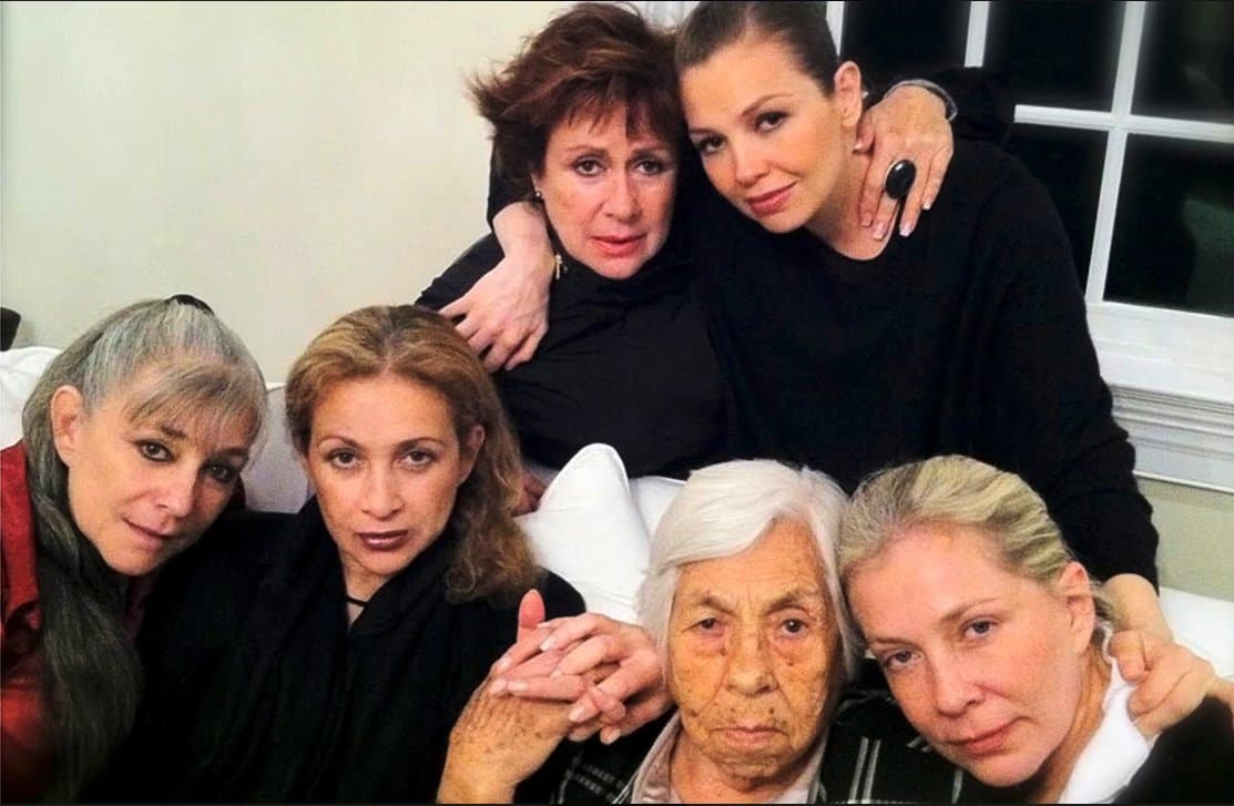 Se volvió a encontrar con su familia, pero esta vez para un hecho que le partiría el corazón, la muerte de su madre. Thalía viajó de Nueva York a México para darle el último adiós a la mujer que había impulsado su carrera artística.