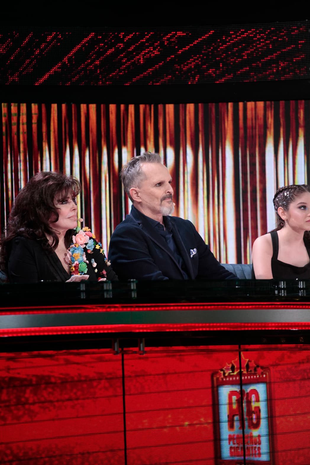 Los jueces escucharon con atención la interpretación de los cantantes.