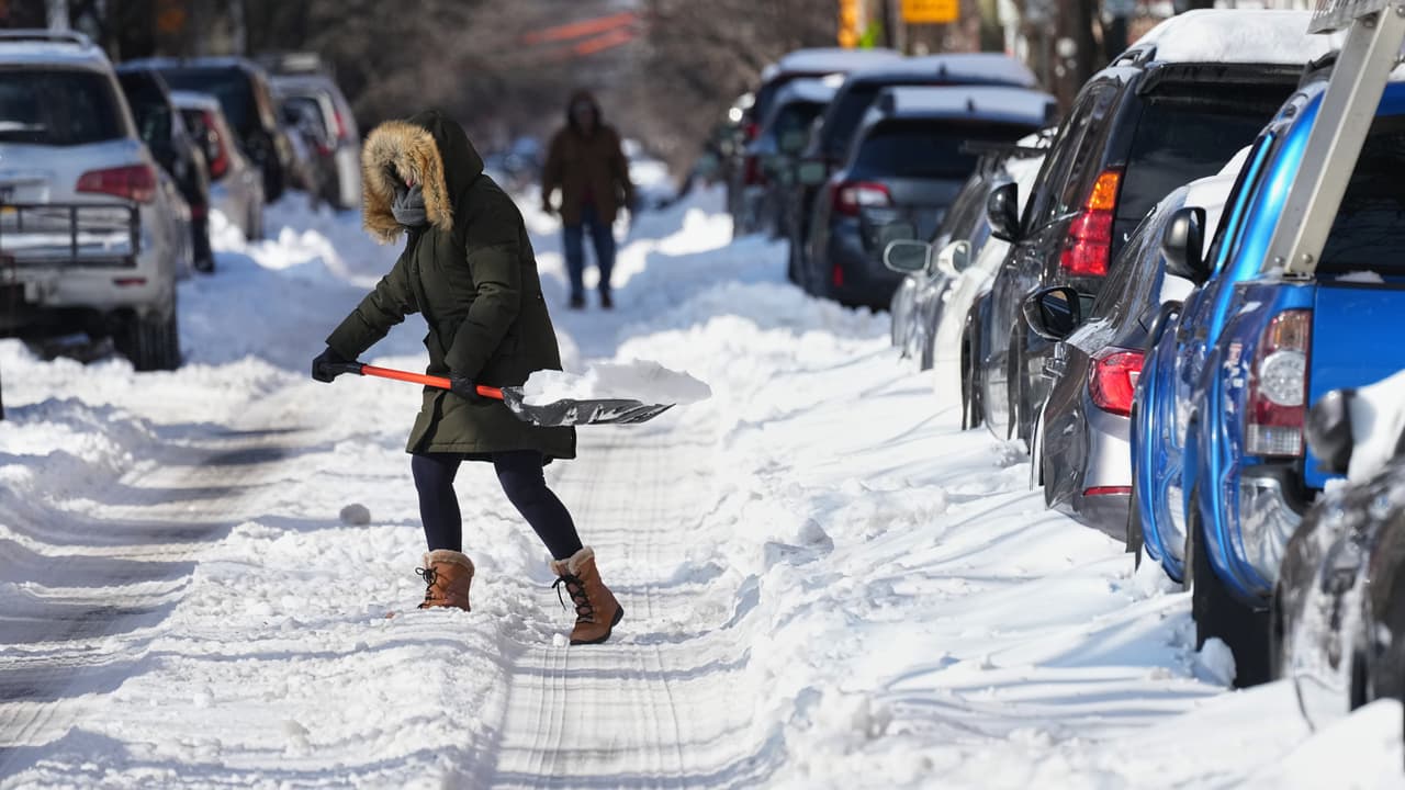 Víctimas de la tormenta invernal: 3 adultos mayores mueren al quitar la nieve en Pensilvania