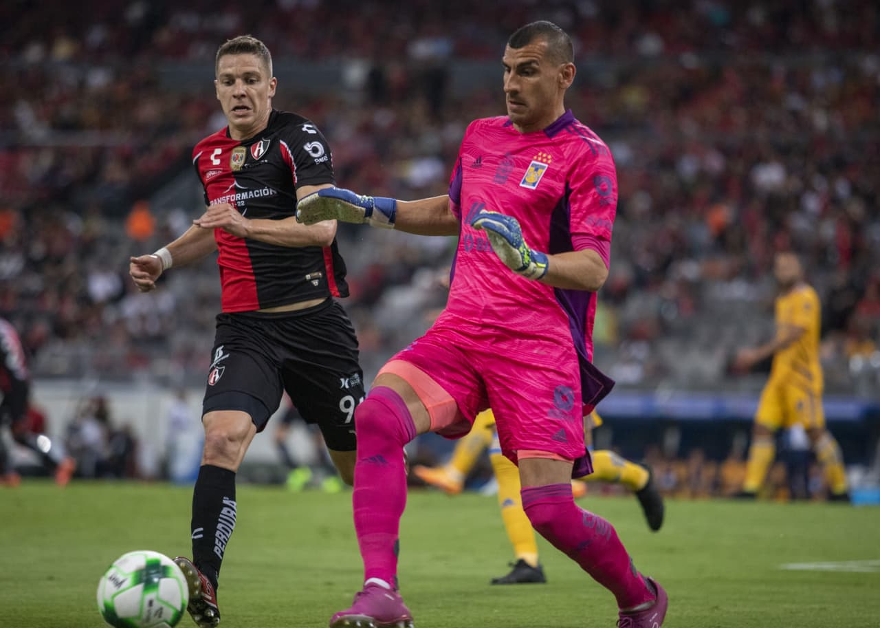 Atlas hizo valer su condición de local en el Estadio Jalisco y lleva ventaja para la vuelta de la Semifinal ante Tigres en el Universitario.