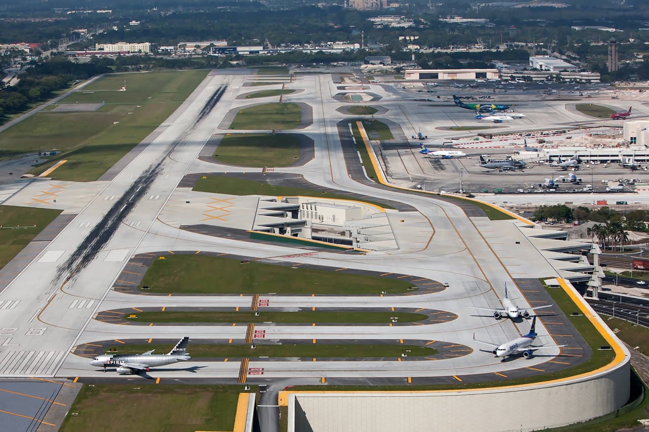 La distancia desde su casa, las facilidades que ofrece para moverse dentro del terminal y el acceso al estacionamiento, entre otras características de cada aeropuerto, pueden sumarle horas a su itinenario y hasta hacerlo perder su vuelo.