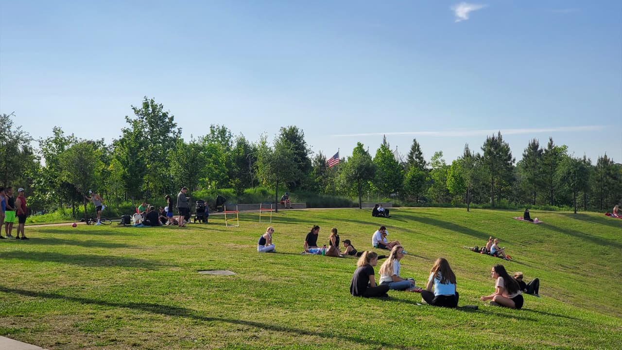 Así lucía el mi´ercoles el parque Allen Parkway, en el centro de Houston.