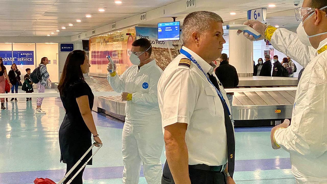 Puerto Rico empieza a multar con $300 a viajeros que llegan sin prueba negativa de covid-19