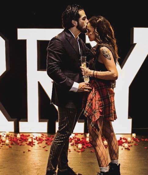 El 31 de mayo de 2018 la actriz compartió esta imagen donde dio a conocer su compromiso con el productor Andrés Tovar. Al pie de la misma, Claudia escribió: "¡Les comparto esta noticia que me llena de felicidad! No me lo podía creer, una hermosa sorpresa terminando función de mi obra de teatro (por eso mis fachas y él tan guapo). ¡Gracias por todo mi vida, te amo con todo mi ser! ¡Andrés Tovar, gracias, gracias, gracias!".