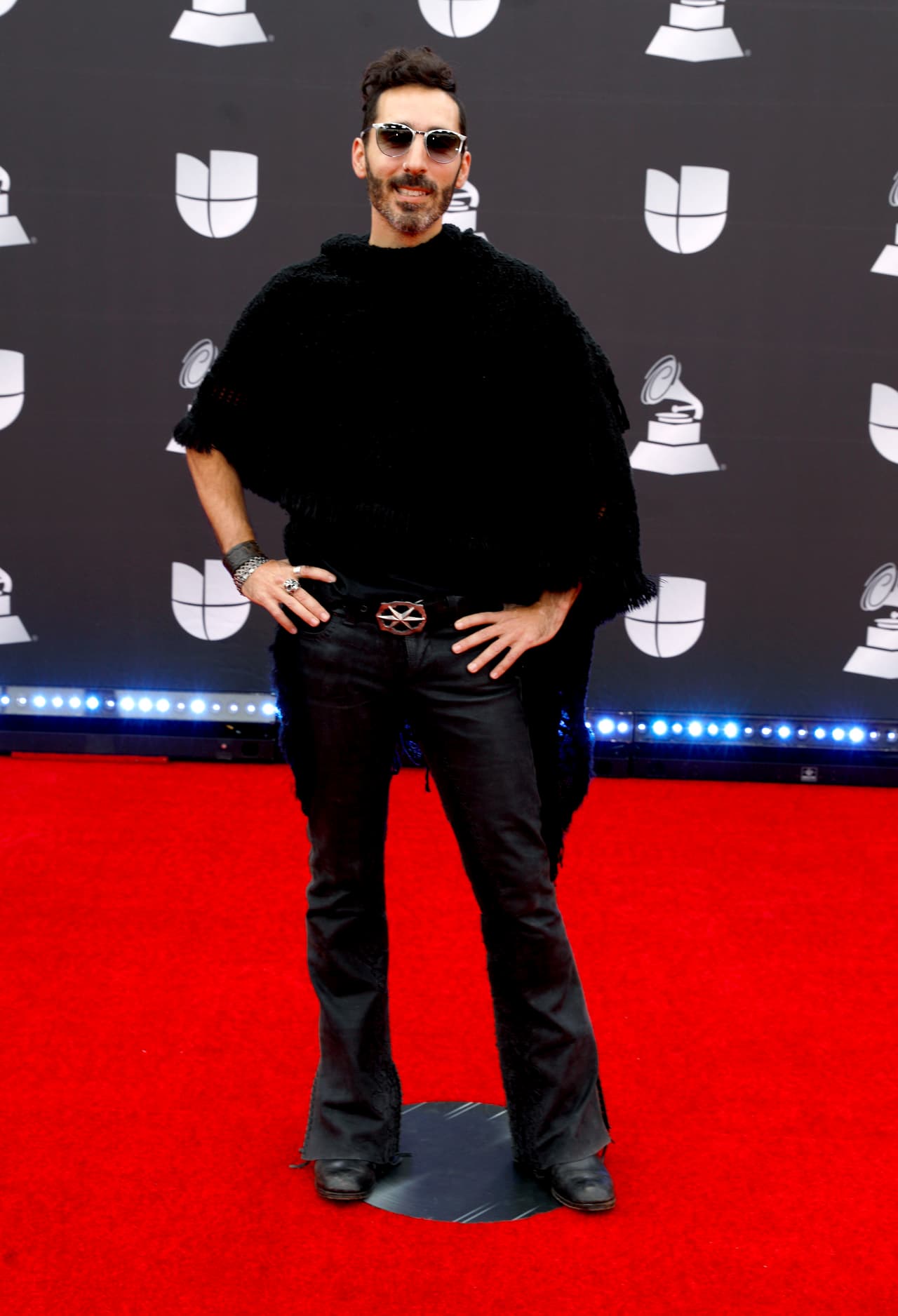 El músico argentino Rodrigo Crespo, otro de los nominados de la noche, vestido por Ari Soffer.