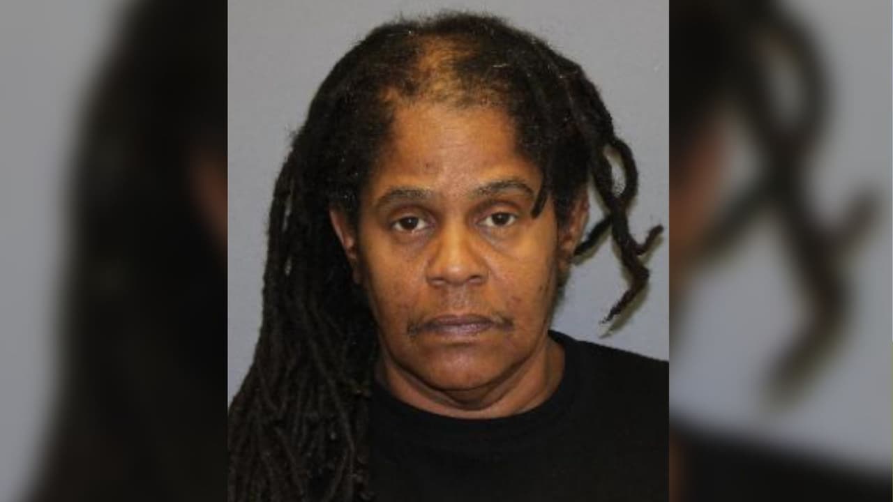 Arrestan a una abuela acusada de la muerte de su nieto de 3 años en Denton   