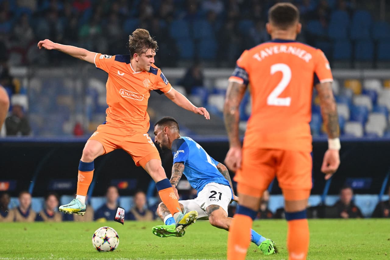 Un doblete del Giovanni Simeone encaminó la goleada del Napoli ante Rangers que finiquitó Ostigard en la Champions para seguir líder del Grupo A sobre Liverpool.