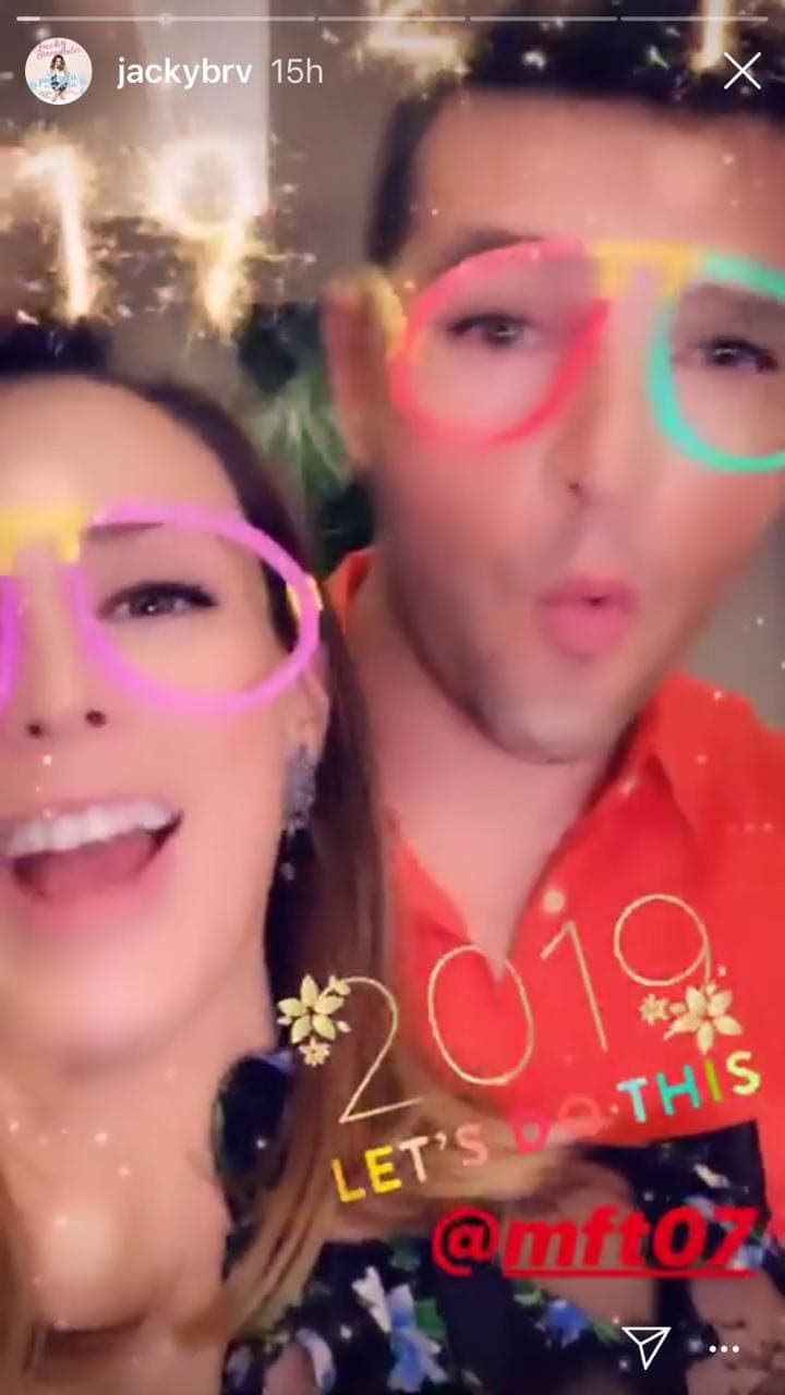 En la fiesta familiar para recibir 2019, la actriz y presentadora mexicana se mostró de muy buen ánimo a lado de su esposo, el piloto de carreras Martín Fuentes.