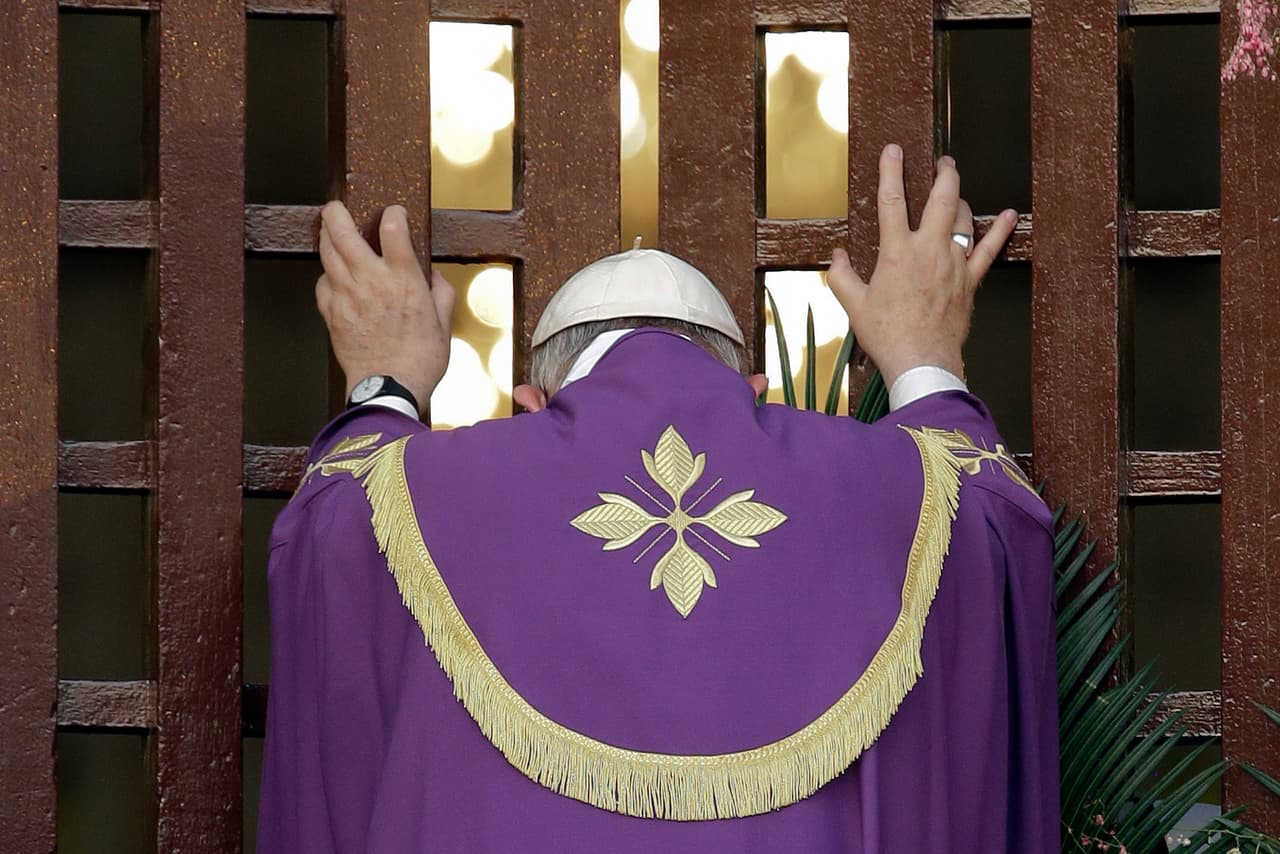 <b>29 de noviembre de 2015</b> - Francisco comenzó el año del Jubileo de la Misericordia abriendo la puerta santa de la catedral de Bangui, llevando su mensaje de paz a la República Centroafricana, devastada por la guerra. Su énfasis en que la Iglesia sea un "hospital de campaña" de la misericordia duraría mucho más que el año oficial del jubileo.