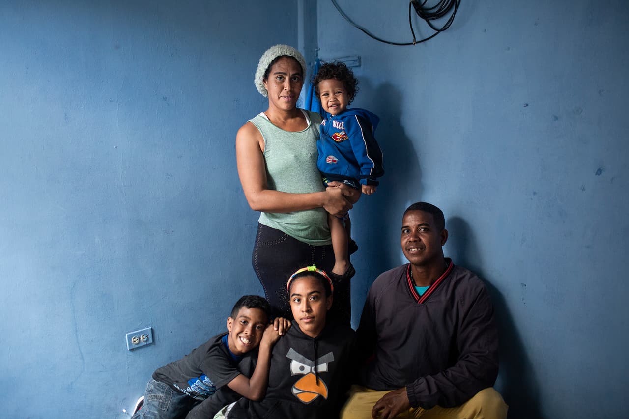 Antonio Derwin Morris, su esposa Luz Marina y sus tres hijos en el apartamento que alquilan por 230 dólares en Solanda.