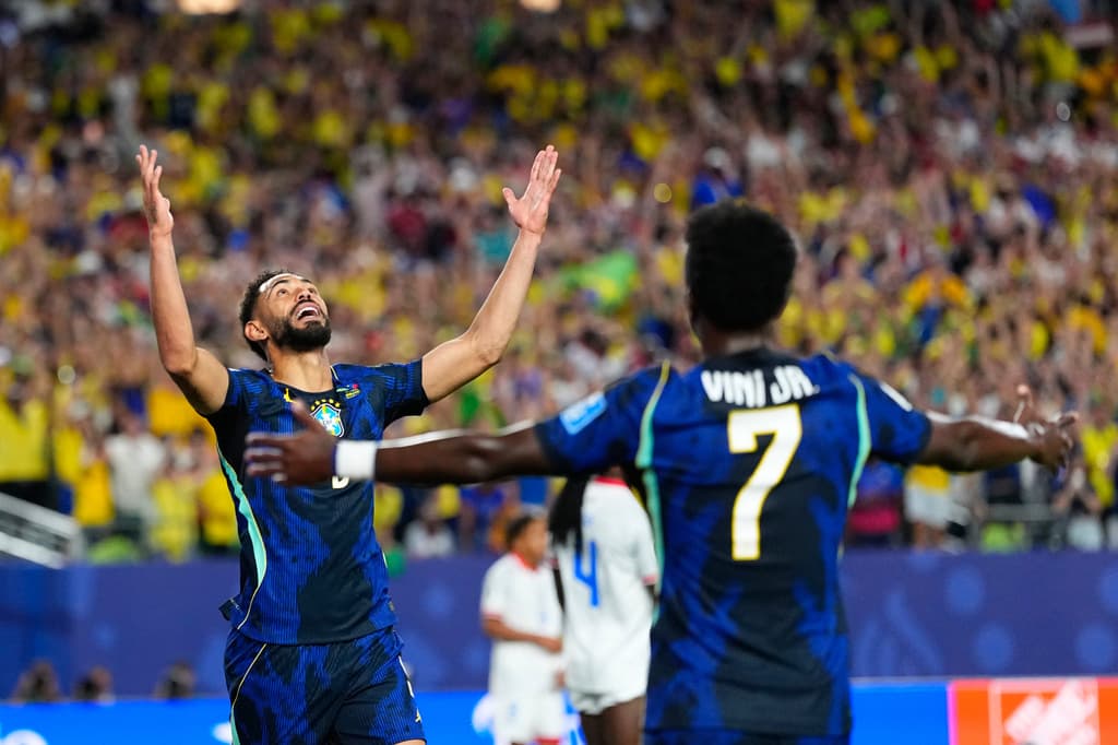 El brasileño Matheus Cunha (9) celebra tras marcar el primer gol con la Selección de Brasil