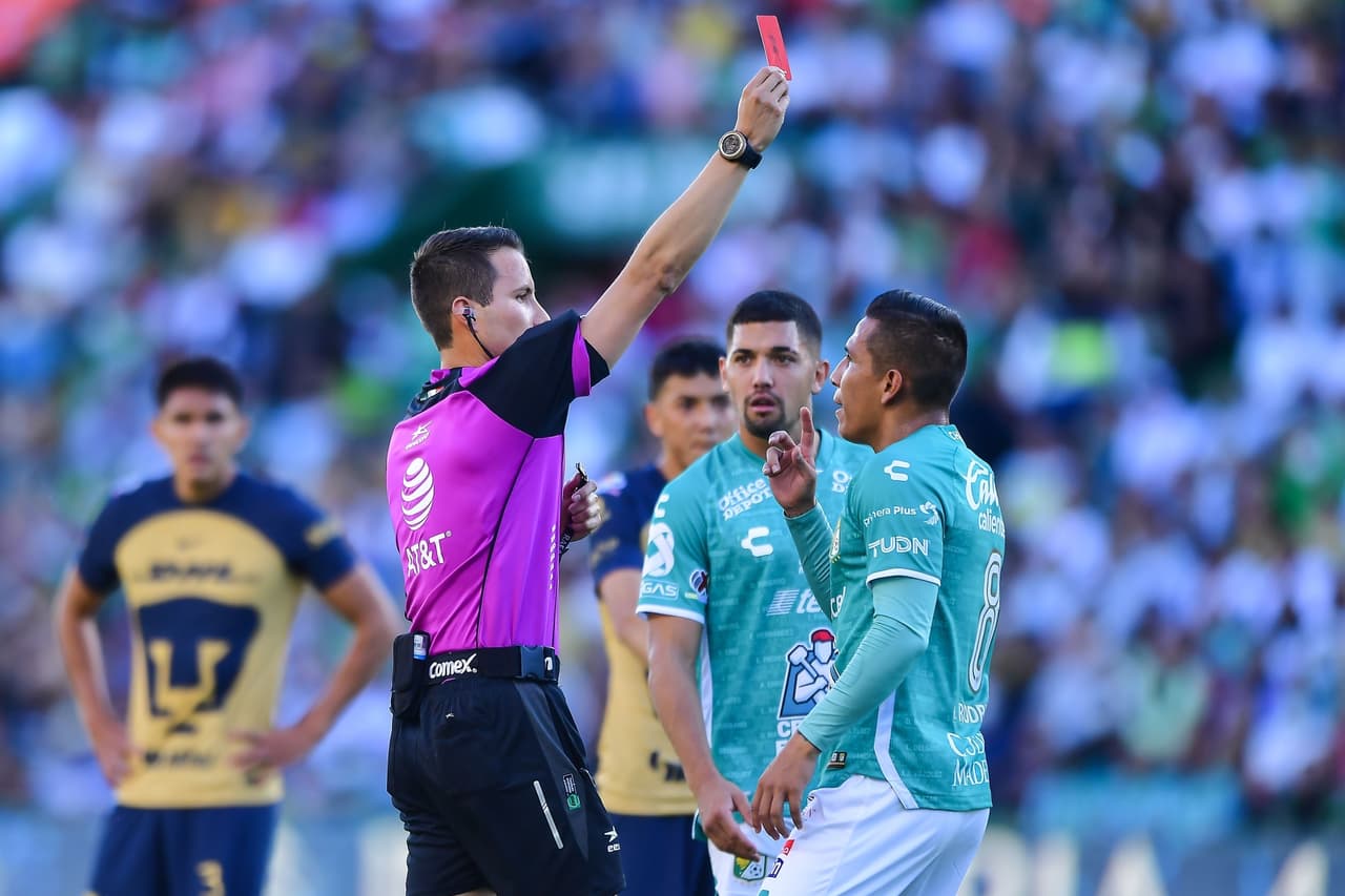 León vivió un primer tiempo de pesadilla al cometer un polémico penal al minuto 3, el cual Juan Ignacio Dinenno se encargó de anotar. La desventaja para La Fiera se hizo mayor con la expulsión de Osvaldo Rodríguez al 20' por una entrada desmedida sobre Meritao.