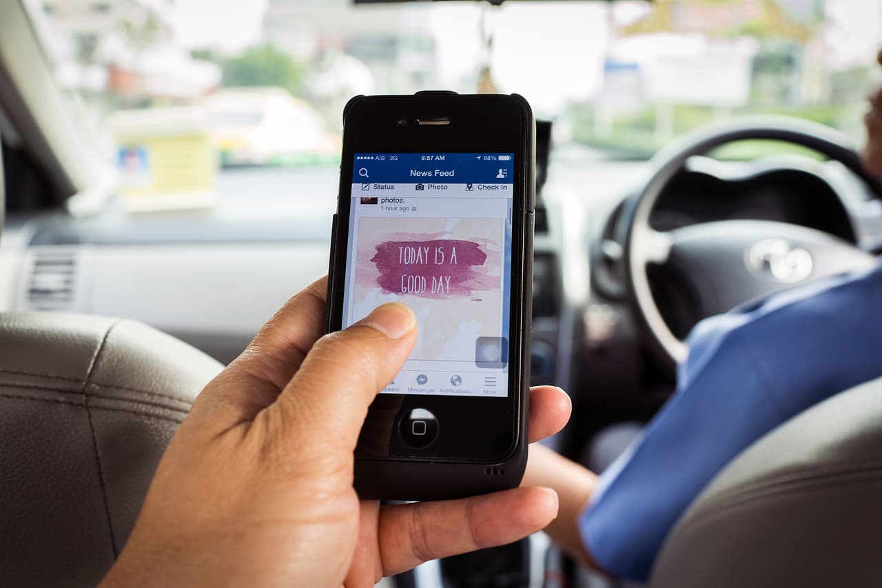 <b>La polémica por las noticias, septiembre de 2006.</b> La compañía presenta News Feed, que introdujo noticias en la experiencia del usuario según sus intereses. Esta característica desató las primeras críticas al manejo de la privacidad de Facebook, un preámbulo de lo que vendría en los años siguientes. El 26 de septiembre Facebook redujo la edad reglamentaria para registrarse en la aplicación a 13 años.