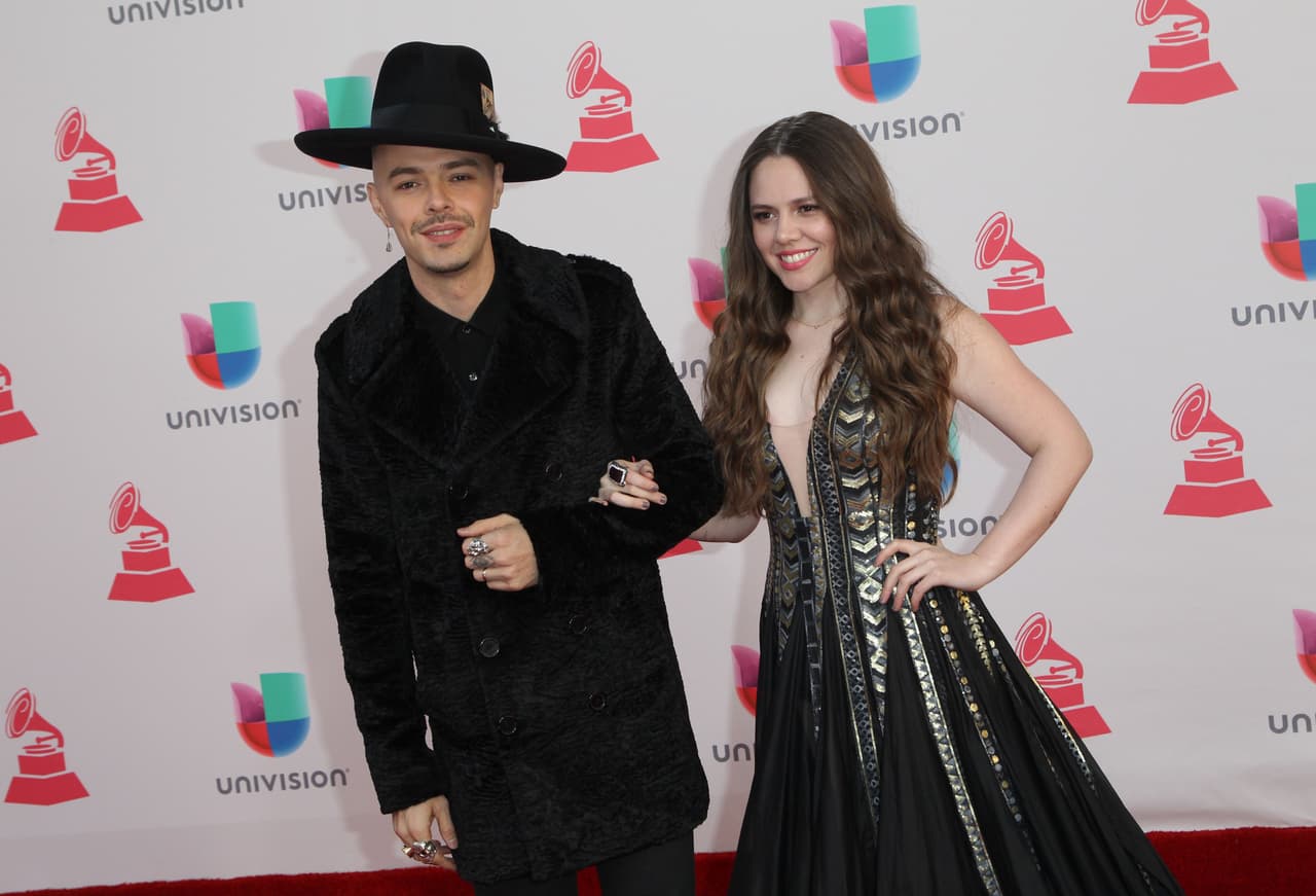 El dúo mexicano Jesse y Joy apareció en los Latin Grammy del brazo. Jesse Eduardo Huerta lució un sombrero adornado y unas manos plagadas de anillos de plata. Su hermana, Tirza Joy Huerta, con vestido plateado y profundo escote llevaba un gran anillo negro.