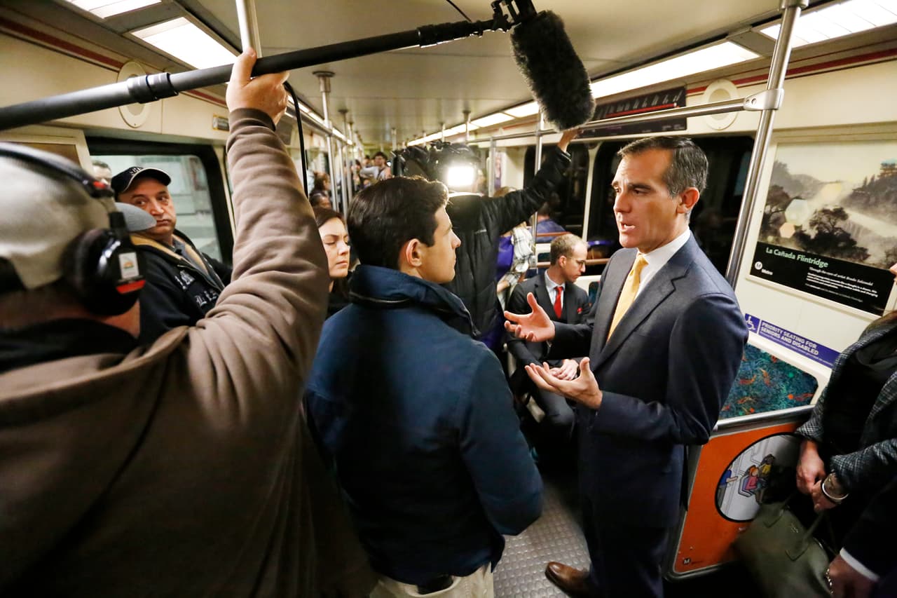 A pesar de que su ciudad actúa como santuario, el alcalde de Los Ángeles Eric Garcetti evita el término.