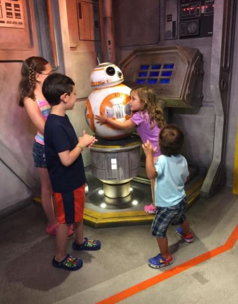 Aquí abrazando a BB8.