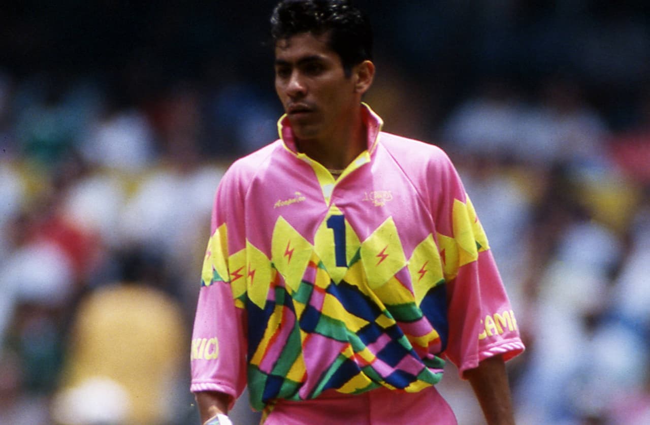 Curiosamente su debut fue como delantero y no como portero.