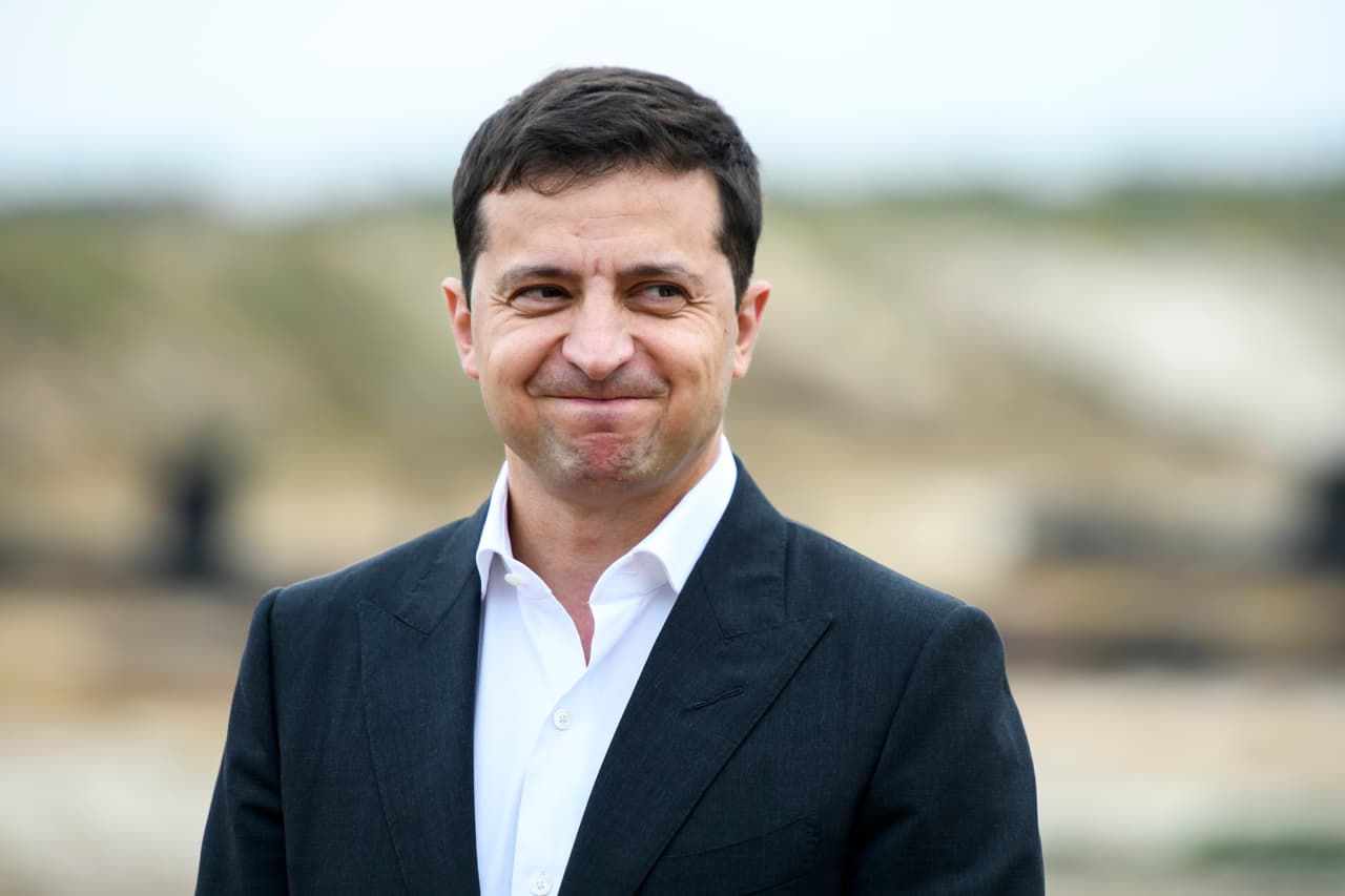 <b>Volodymyr Zelensky, presidente de Ucrania. <a href="https://www.univision.com/noticias/politica/la-supuesta-llamada-de-trump-a-un-lider-extranjero-que-denuncio-un-funcionario-de-inteligencia-implica-a-ucrania-segun-medios">Sostuvo una conversación telefónica con el presidente Trump, el pasado 25 de julio</a></b>. Un funcionario estadounidense no identificado denunció el contenido de dicha conversación (
<a href="https://www.univision.com/noticias/politica/texto-en-espanol-de-la-denuncia-contra-trump-por-su-llamada-al-presidente-de-ucrania-solicitandole-interferir-en-las-elecciones-de-2020">el texto de la denuncia se hizo público el 26 de septiembre de 2019</a>) , y señaló que el presidente le pidió al mandatario de Ucrania investigar a Joe Biden, su más posible oponente político, lo cual sería una intervención extranjera en las elecciones de 2020.