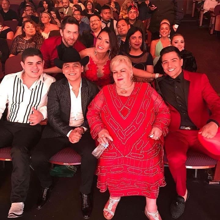 Todos los cantantes jóvenes pedían foto con la homenajeada de la noche, como en esta imagen donde vemos a Alfredito Olivas, Christian Nodal y Luis Coronel felices junto a Paquita.