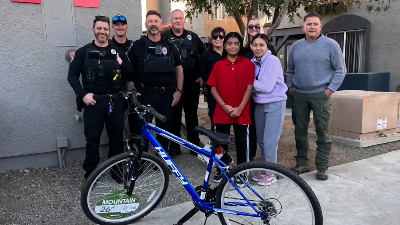 Le robaron la bicicleta a este niño hispano pero policías de Glendale le regalaron una nueva