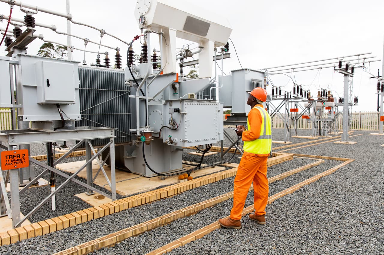 <b>Puesto 18. Instaladores y reparadores de líneas eléctricas. </b>Ganan al año un promedio de 70,910 dólares y en el país hay 114,800 de estos empleados. Para este trabajo se requiere una formación que no tiene nivel universitario, 
<a href="https://www.univision.com/noticias/trending/estos-son-los-25-trabajos-mas-peligrosos-en-eeuu-fotos-fotos">pero es uno de los más peligrosos</a>. Este es uno de los campos que tendrá mayor crecimiento en EEUU, habrá casi un 14% más de estos trabajadores en 2026 que los que había en 2016.
<br>