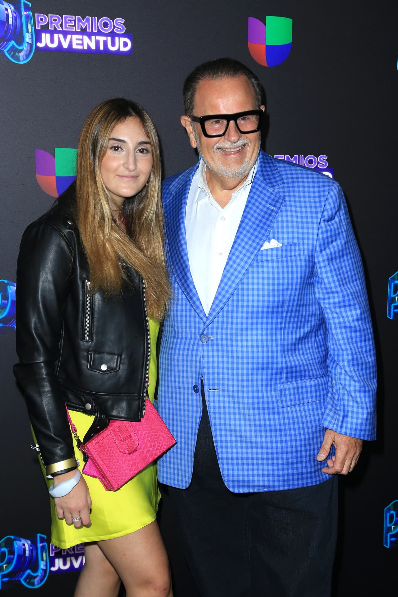 Mía, quien ya cumplió 21 años, es fiel compañera de nuestro conductor en varios de los eventos de Univision. Así la vimos desfilar con su padre en una de las ediciones de Premios Juventud.