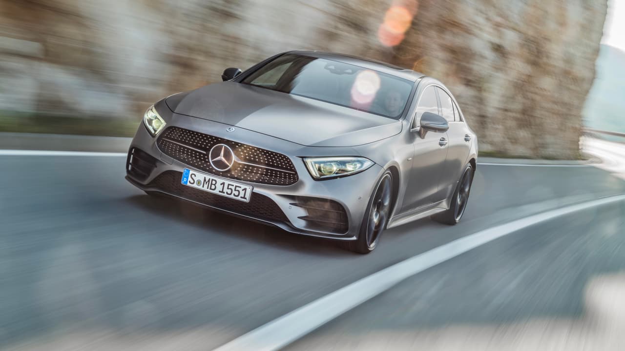 Hace ya 14 años, Mercedes-Benz trató de responder una pregunta que nadie hizo y presentó un cuatro-puertas sumamnete estilizado basado en su plataforma mediana Clase-E. El auto al que denominó Clase-CLS, contaba con líneas y proporciones de coupé por lo que lo definió como un Coupé de 4 puertas. Sus ventas nunca canibalizaron las de los sedanes de la marca y creo un nicho muy propio. BMW con su Serie 6 Gran Coupe y Audi con su A7 copiaron la exitosa fórmula pero Mercedes tiene el crédito de haber logrado la receta original. Hoy nos llega la 
<b>tercera generación del Mercedes-Benz CLS</b>, vía el Auto Show de Los Ángeles.