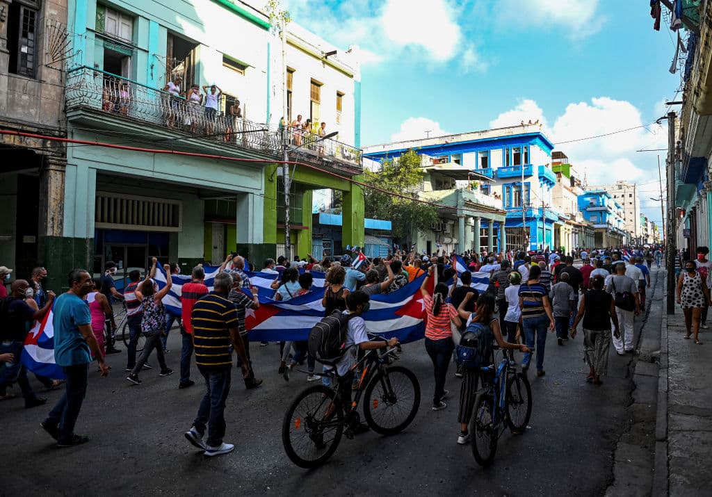 Desde hace varios días, Cuba experimenta manifestaciones nunca antes vistas en 60 años de dictadura y los cubanos han salido masivamente a las calles de La Habana y otras ciudades a protestar en contra del régimen.