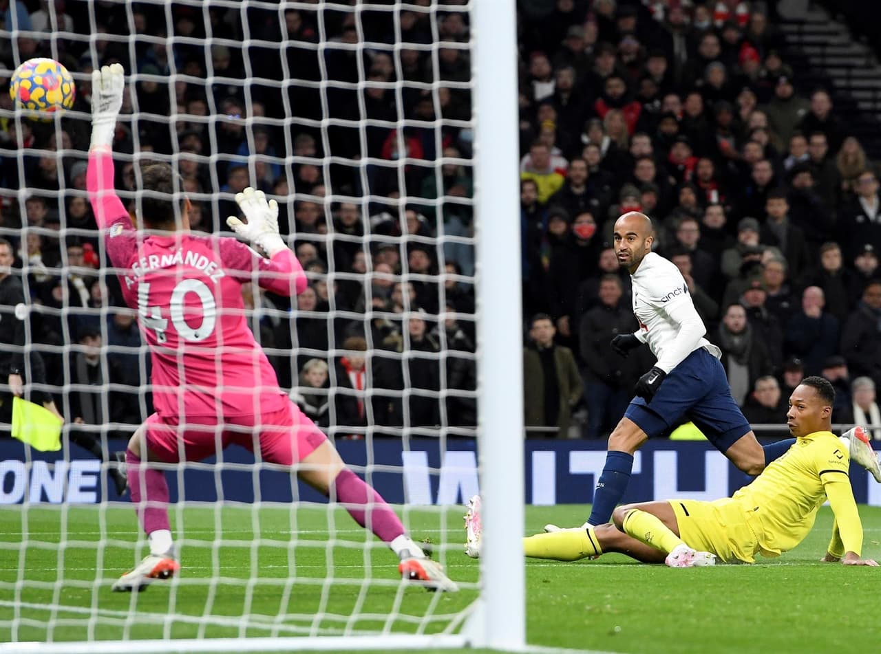 Tottenham se queda con el triunfo en casa ante Brentford con marcador de 2-0 durante la J14 de la Premier League. Sergí Canós anotó un gol en contra de su equipo a los 12' minutos, y Son Heung-Min puso el segundo tanto al 65' para darle la victoria a los Spurs.