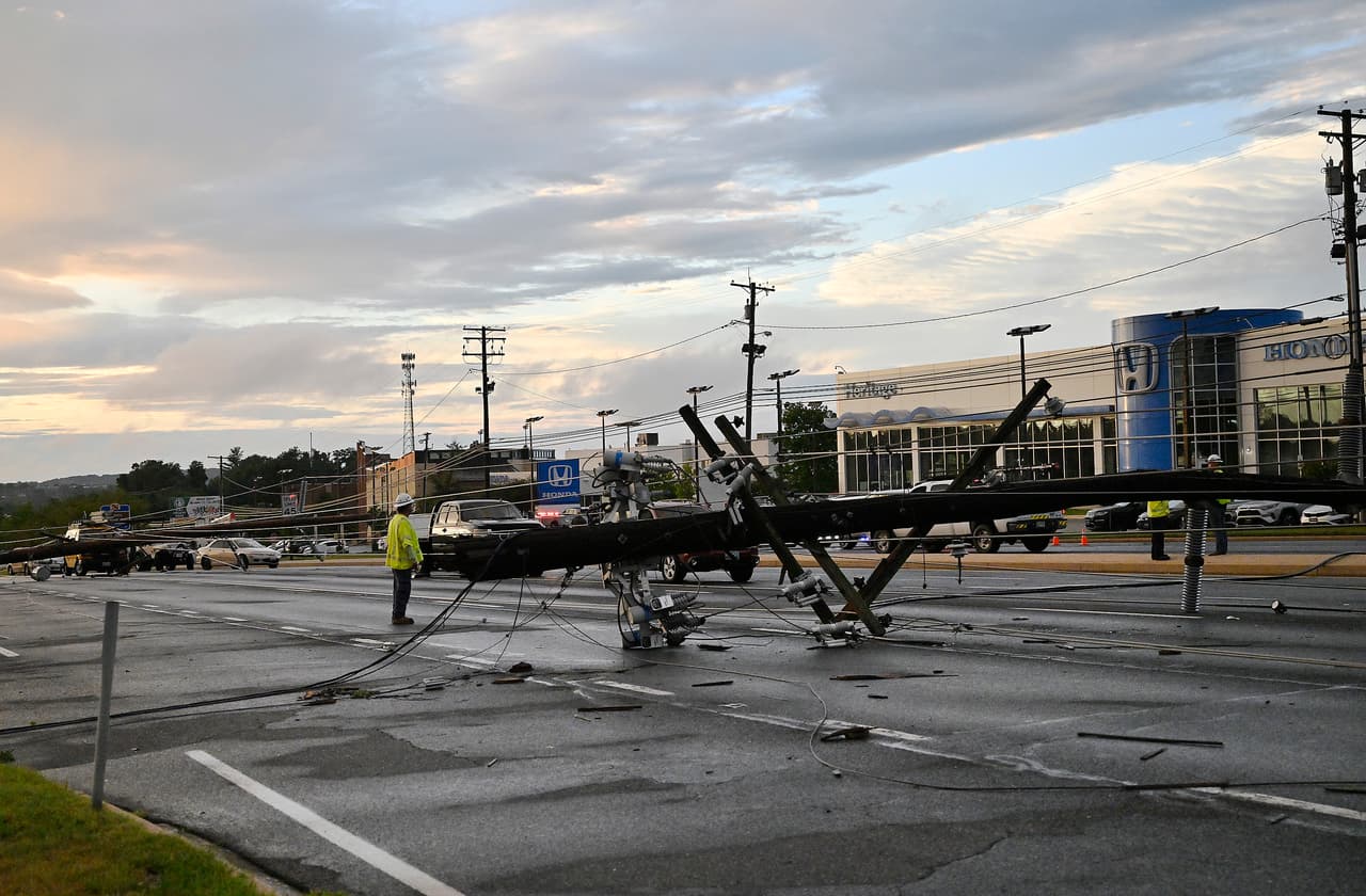Por ello, decenas de postes terminaron en el piso.