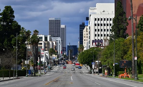 En un esfuerzo por frenar los contagios del 
<a href="https://www.univision.com/local/los-angeles-kmex/los-callejones-de-los-angeles-desolados-debido-al-coronavirus-fotos">coronavirus</a> (covid-19) el alcalde de 
<a href="https://www.univision.com/local/los-angeles-kmex/">Los Ángeles </a>ordenó medidas extremas que limitaron la reunión de personas a grupos de 10 personas. A esto se le sumó el cierre de todas las escuelas del 
<a href="https://www.univision.com/local/los-angeles-kmex/escuelas-de-california-podrian-cerrar-hasta-el-verano-anuncia-el-gobernador-newsom">distrito escolar</a> y órdenes de trabajo desde casa para la mayoría de los angelinos.
<br>