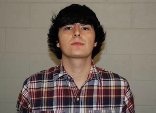 Presentan cargos de asesinato en primer grado a joven que mató a su padre de un tiro en la cabeza