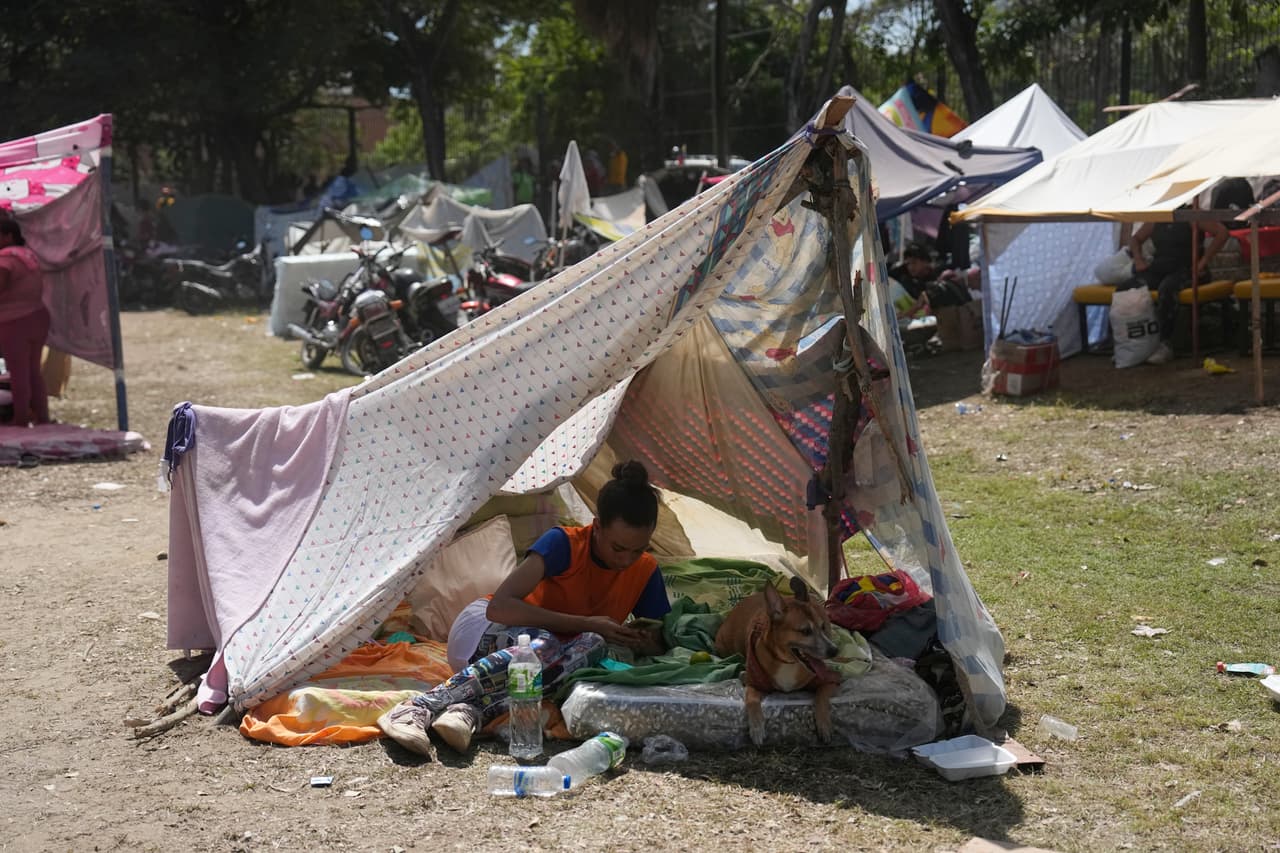Las personas que perdieron sus hogares tras los dos terremotos consecutivos ocurridos en Venezuela permanecen en campamentos improvisados en el estado La Guaira, este lunes 29 de junio de 2026, mientras continúan las labores de atención, evaluación de daños y organización de la respuesta humanitaria en la zona afectada.