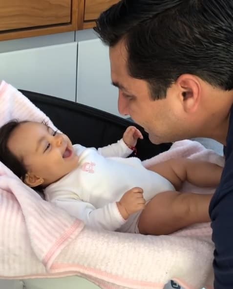 El segundo motivo por el que el intérprete de
<b> <a href="https://www.youtube.com/watch?v=1ds7xFyDtJQ" target="_blank">'Terrenal'</a></b> decidió no procrear más es que a su esposa, Nathaly Fernández, le han practicado ya dos cesáreas para traer al mundo a sus hijas María Isabel (1 año) y María Julia (3 semanas).