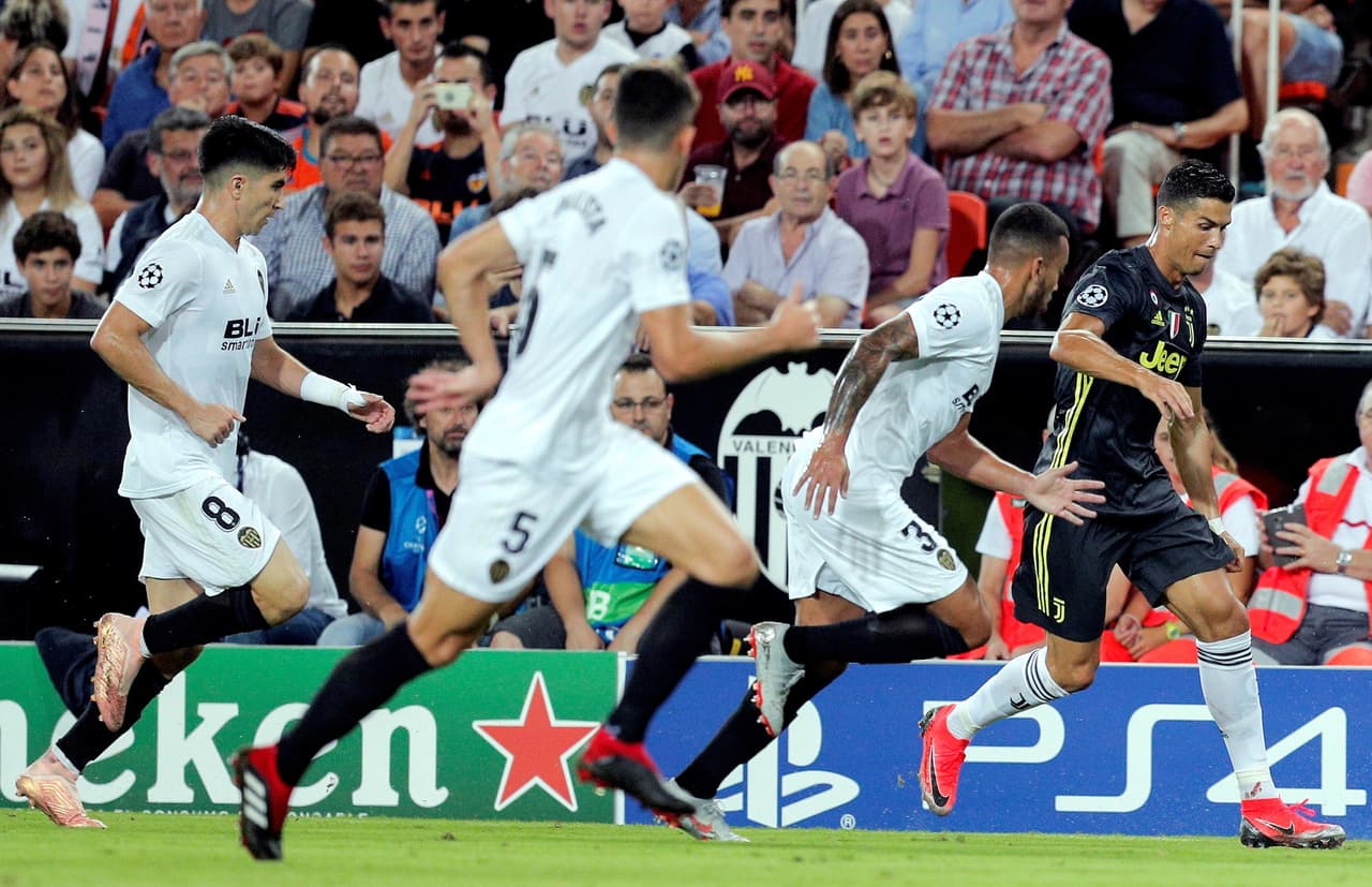 Pasaron los minutos y CR7 buscaba espacios por las dos bandas y el centro del ataque. Por momentos dos jugadores del Valencia llegaban a taparlo.