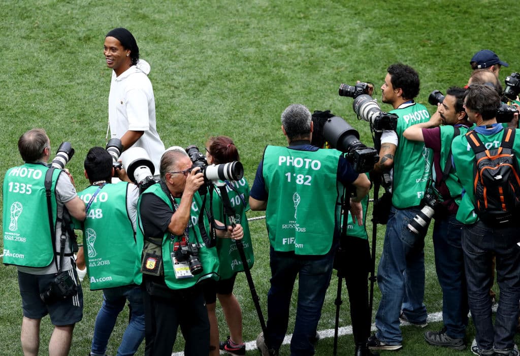 Aún como una figura mundial, Ronaldinho vive un penoso escándalo en la que la ley lo persigue por problemas y donde una eventul bancarrota queda en evidencia al ser un crack seguido por lo medios.