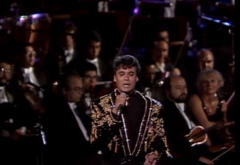 Uno de los grandes logros en la carrera de Juan Gabriel fue conquistar en 1990 el escenario más importante de México: el Palacio de Bellas Artes, en donde nunca antes un artista pop se había presentado.