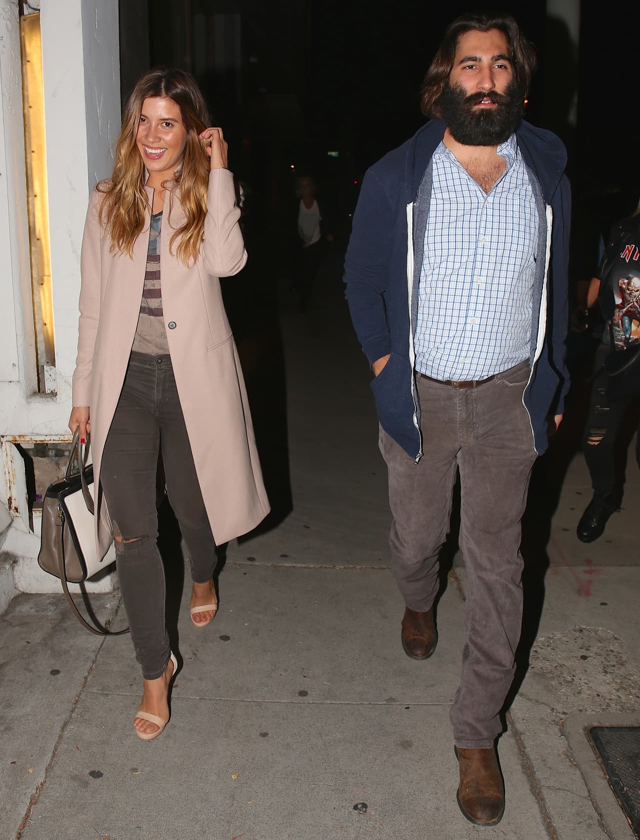 Un misterioso y barbudo nuevo amigo para Michelle. ¿Será su novio?