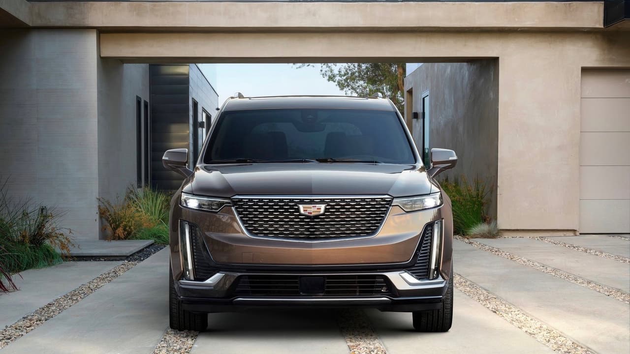 La Cadillac XT6 2020 fue diseñada alrededor de una versión alargada de la 
<b>arquitectura para camionetas medianas de tracción delantera</b> utilizada por las Chevrolet Traverse y 
<b><a href="https://www.univision.com/noticias/buick/la-buick-enclave-2018-buscar-ser-una-verdadera-alternativa-a-las-camionetas-de-marcas-foraneas" target="_blank">Buick Enclave</a></b>, a diferencia de la que será su archirrival la 
<b><a href="https://www.univision.com/noticias/auto-show-de-nueva-york/la-nueva-lincoln-aviator-nos-sorprende-en-el-auto-show-de-nueva-york" target="_blank">Lincoln Aviator</a></b>, la cual utiliza una plataforma de tracción trasera. En todo caso, la XT6, al igual que la Aviator, contarán con tracción total aunque las inclinaciones a la propulsión sobre el eje delantero (XT6) o eje trasero (Aviator) le darán personalidades y comportamientos dinámicos muy distintos.