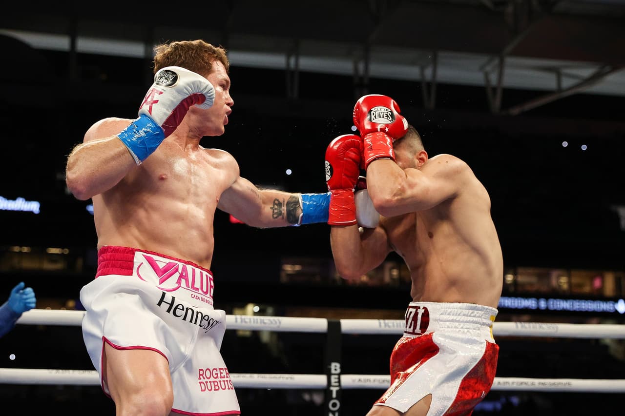 Los primeros episodios, el mexicano castigaba ligeramente a Yildirim. Canelo mandó a la lona al turco en el tercer asalto con un tremendo jab de derecha. Yildirim se levantó, pero ya no salió al cuarto asalto. Fue así como Canelo retuvo los cetros de peso supermediano del CMB y AMB.