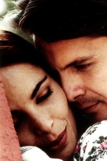 Recordemos que Mariana Levy y Ariel López Padilla se encontraron en "Vidas Cruzadas" en 1994. A partir de ahí surgió el romance, el 28 de marzo de 1996 el actor se convirtió en padre y el 28 de junio de ese mismo año los papás se casaron en Miami. Su matrimonio duro casi diez años.