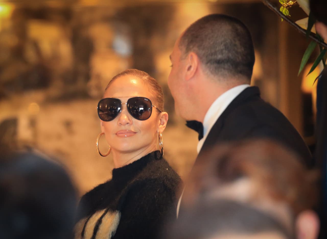 La cantante, actriz y empresaria insistió en que ambos son felices con la relación que tienen, por lo que no habría que correr al altar.