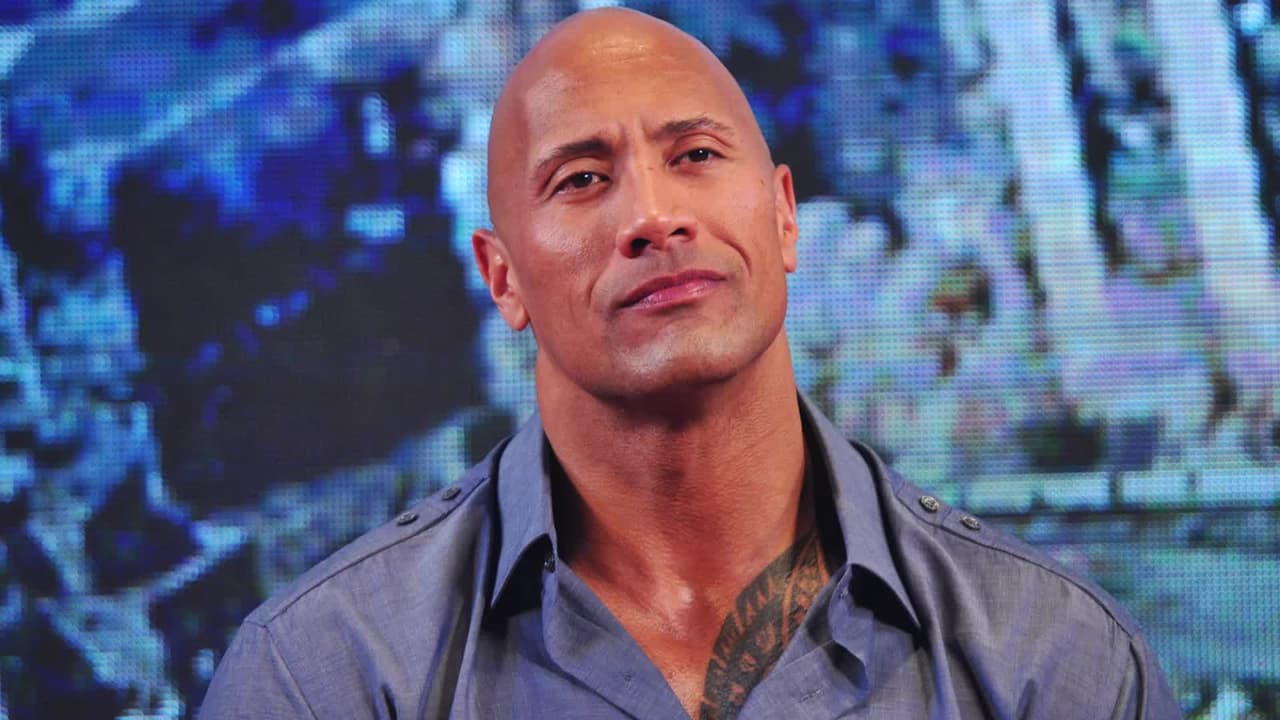 Dwayne Johnson casi le arranca la lengua a un hombre durante una pelea