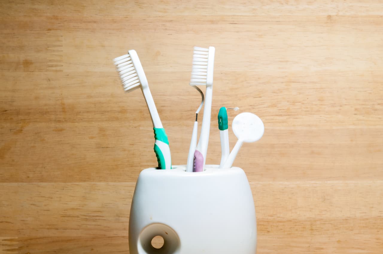 Cerdas. Los mejores cepillos de dientes, de acuerdo con el experto, son aquellos que tienen cerdas elásticas y de una dureza muy baja. Cualquier cepillo muy duro podría generar un trauma irreversible en la boca.