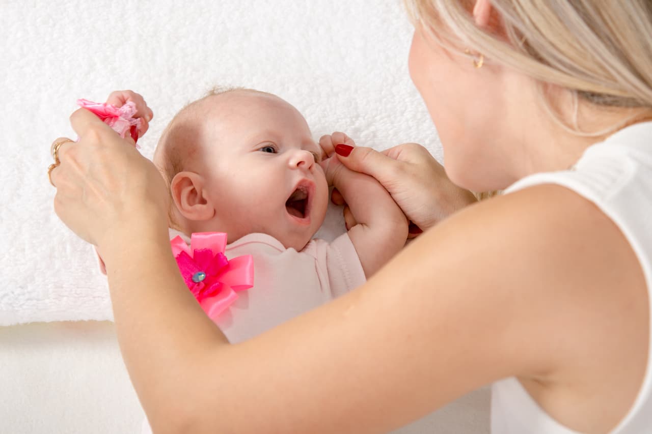 Hoyos. Los agujeros en las encías de los bebés, ¡de verdad necesitan tener el ojo encima! Algunos padres primerizos piensan que no es necesaria una vigilancia constante, ya que los dientes de leche eventualmente se . Por supuesto, esto es falso, ya que esas cavidades también pueden presentar graves infecciones.