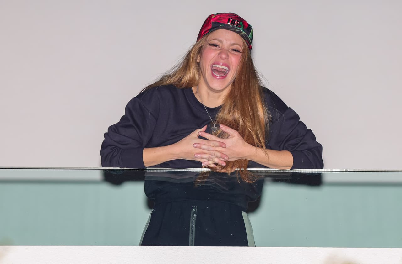 Desde tempranas horas la cantante colombiana recibió muestras de cariño de sus miles de seguidores, no solo a través de las redes sociales, también a las afueras de su hogar en Esplugas de Llobregat, Barcelona.
<br>